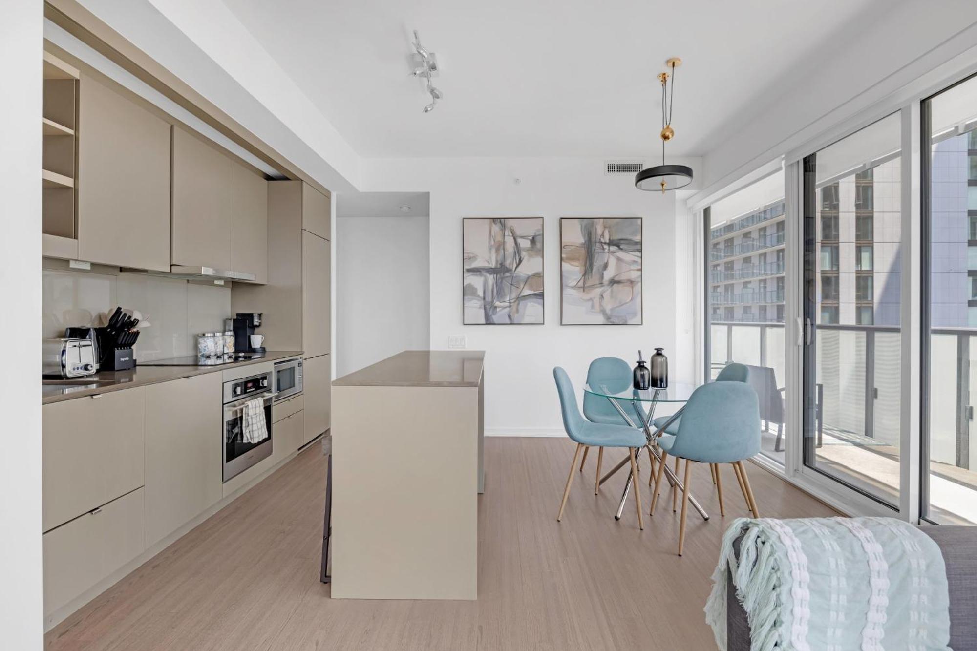 Sunlit Corner Top Location Free Parking Apartment Toronto