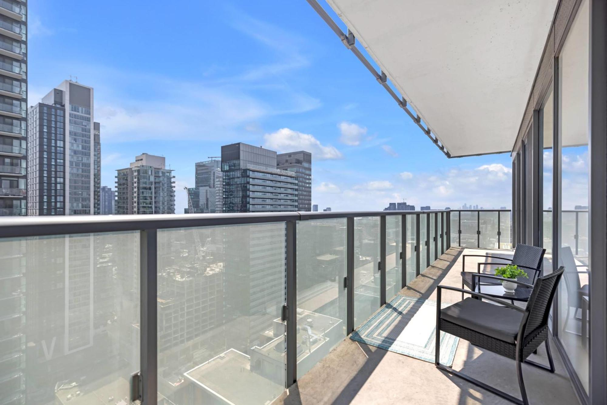 Sunlit Corner Top Location Free Parking Toronto
