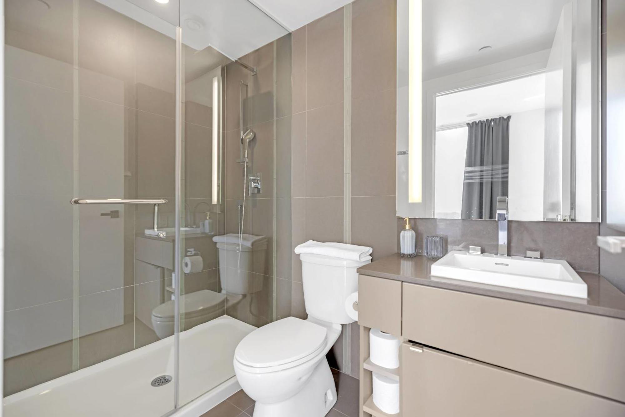 Sunlit Corner Top Location Free Parking Apartment Toronto