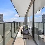 Sunlit Corner Suite Top Location Free Parking