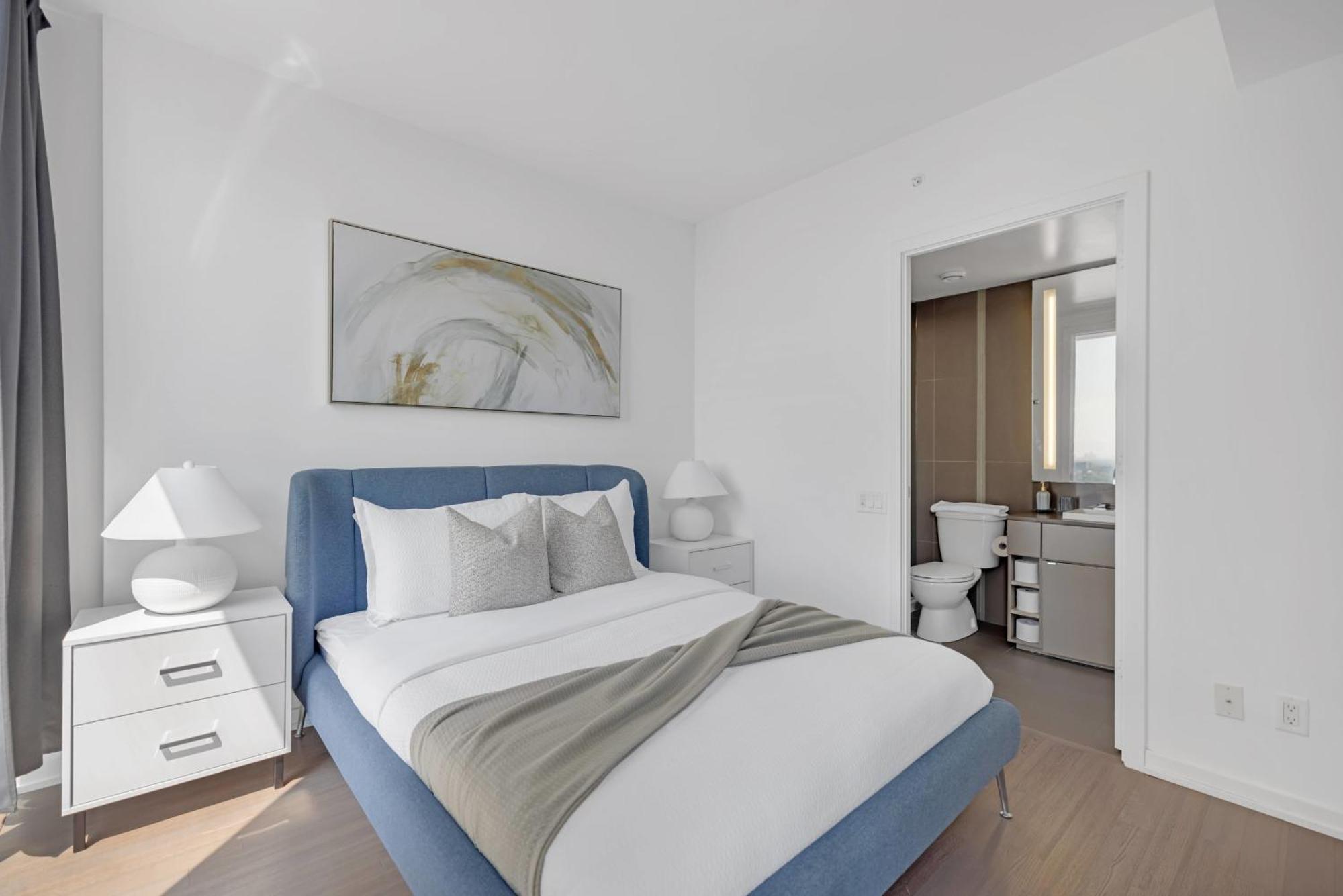 Sunlit Corner Top Location Free Parking Apartment *