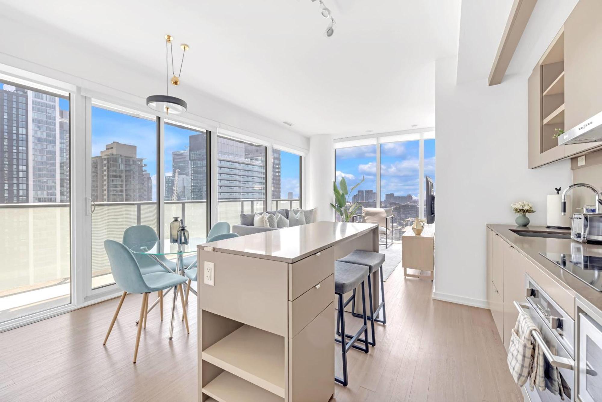 Sunlit Corner Top Location Free Parking Apartment