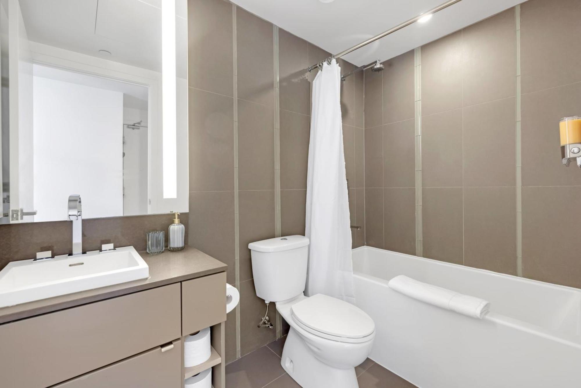 Apartment Sunlit Corner Top Location Free Parking Toronto