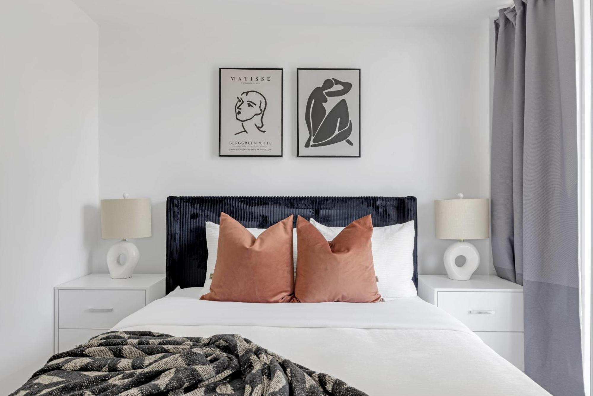 Apartment Sunlit Corner Top Location Free Parking Toronto
