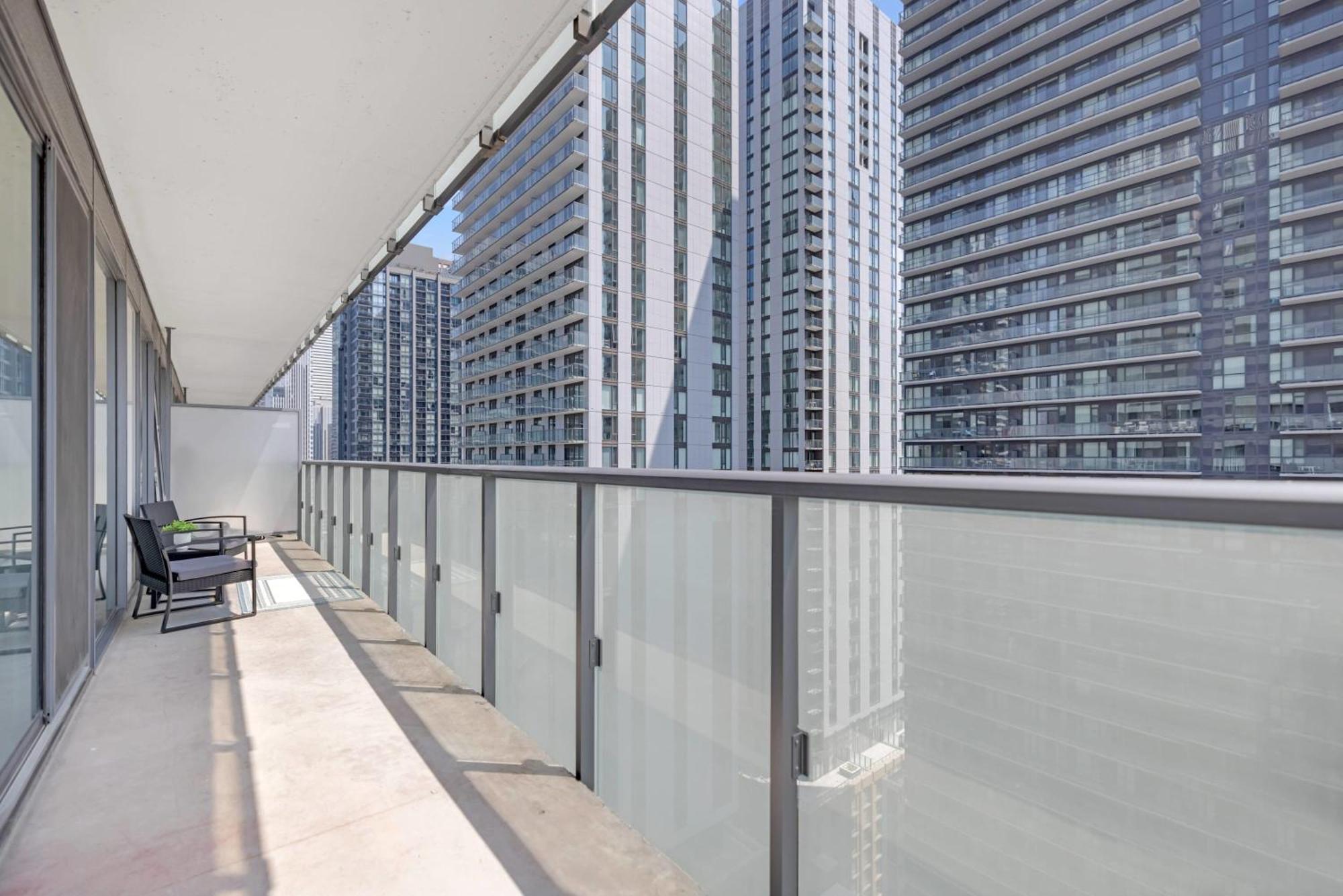 Sunlit Corner Top Location Free Parking Apartment Toronto