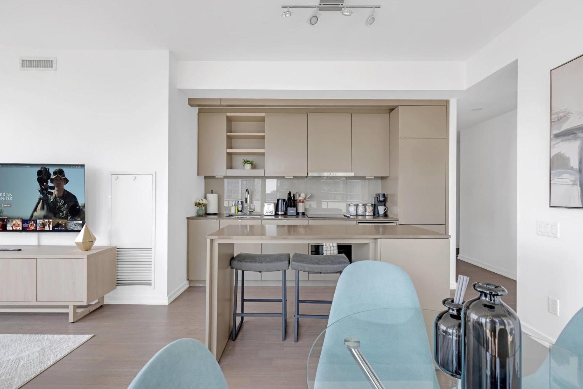 Apartment Sunlit Corner Top Location Free Parking Toronto