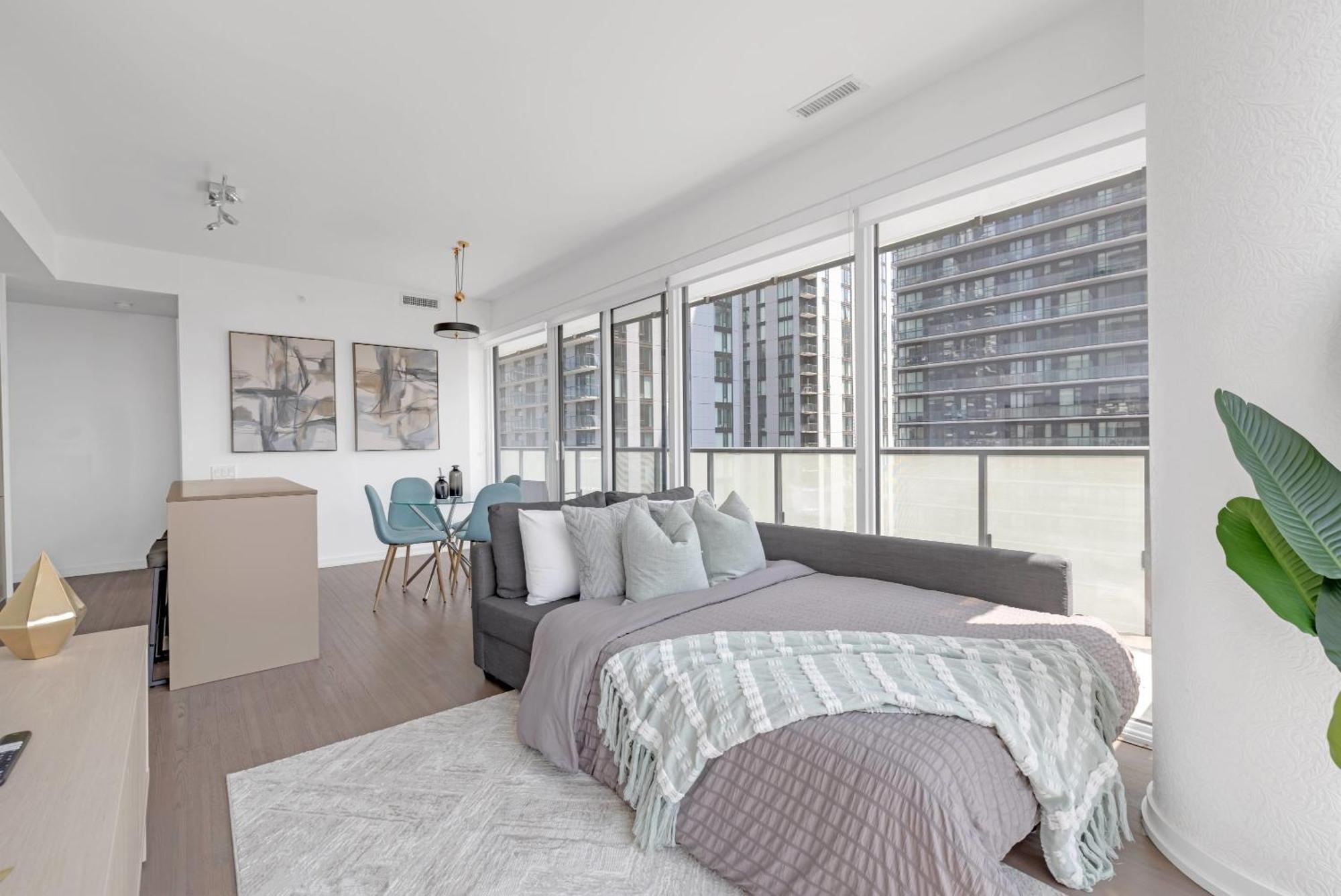 Sunlit Corner Top Location Free Parking * Toronto