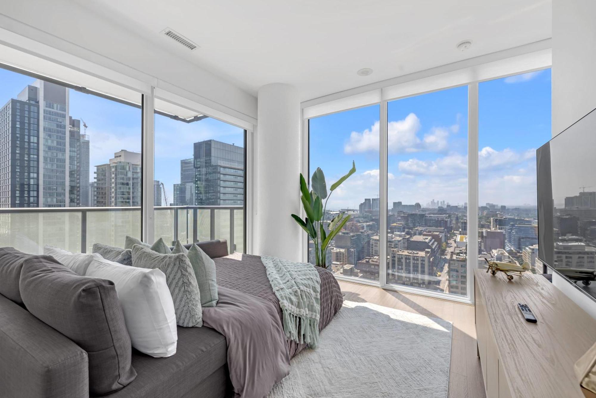 Sunlit Corner Top Location Free Parking Apartment
